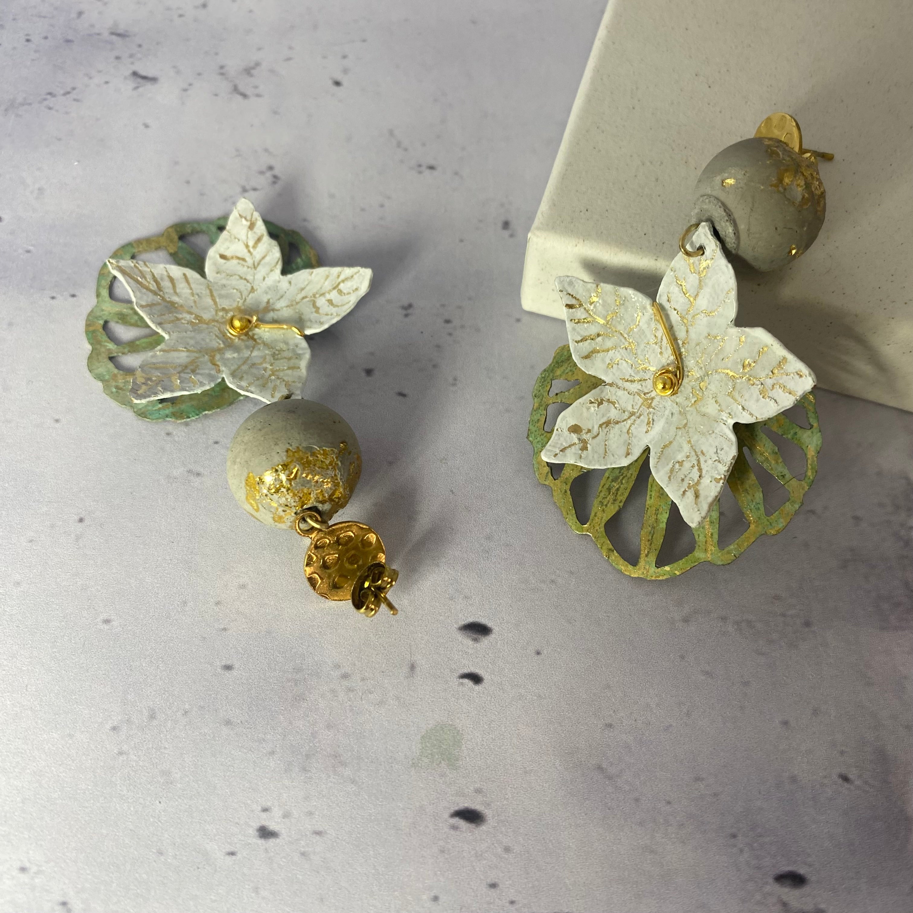 Boucles d’oreilles Delicaty – Fleurs blanches en laiton peint et vernis protecteur