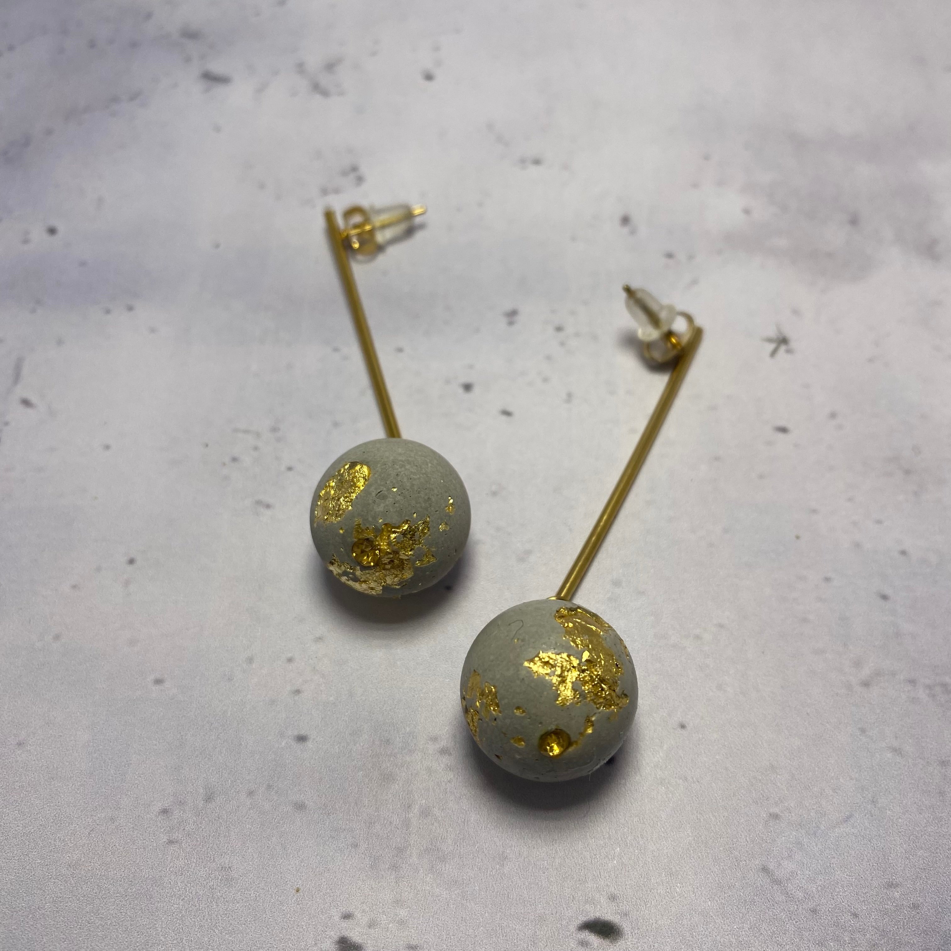 Boucles d’oreilles Brut Or – Béton et feuilles dorées Une Lueur de Bonheur