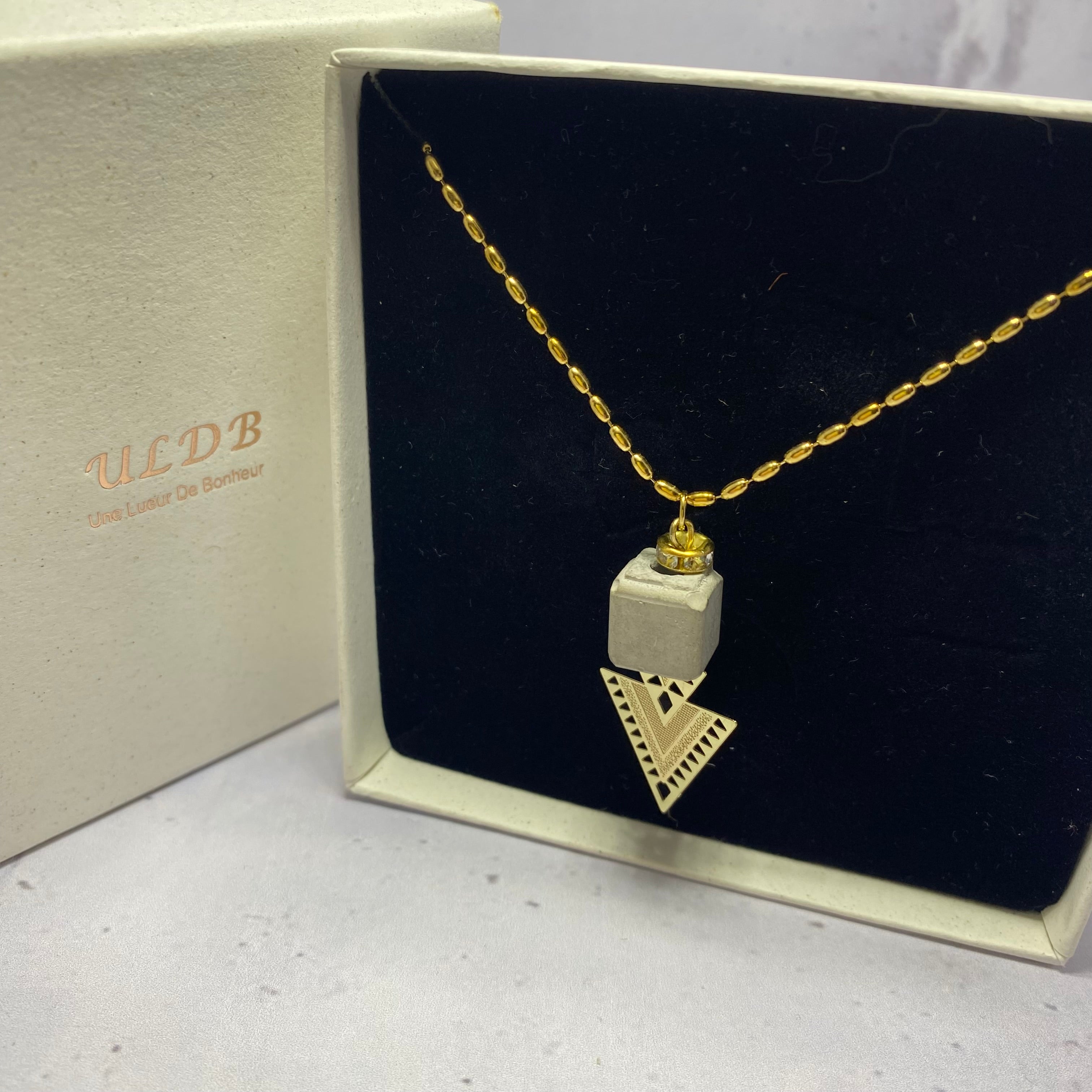 Collier Amulette - Cube béton brut et Acier inoxydable or