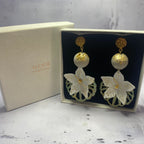 Boucles d’oreilles Delicaty – Fleurs blanches en laiton peint et vernis protecteur