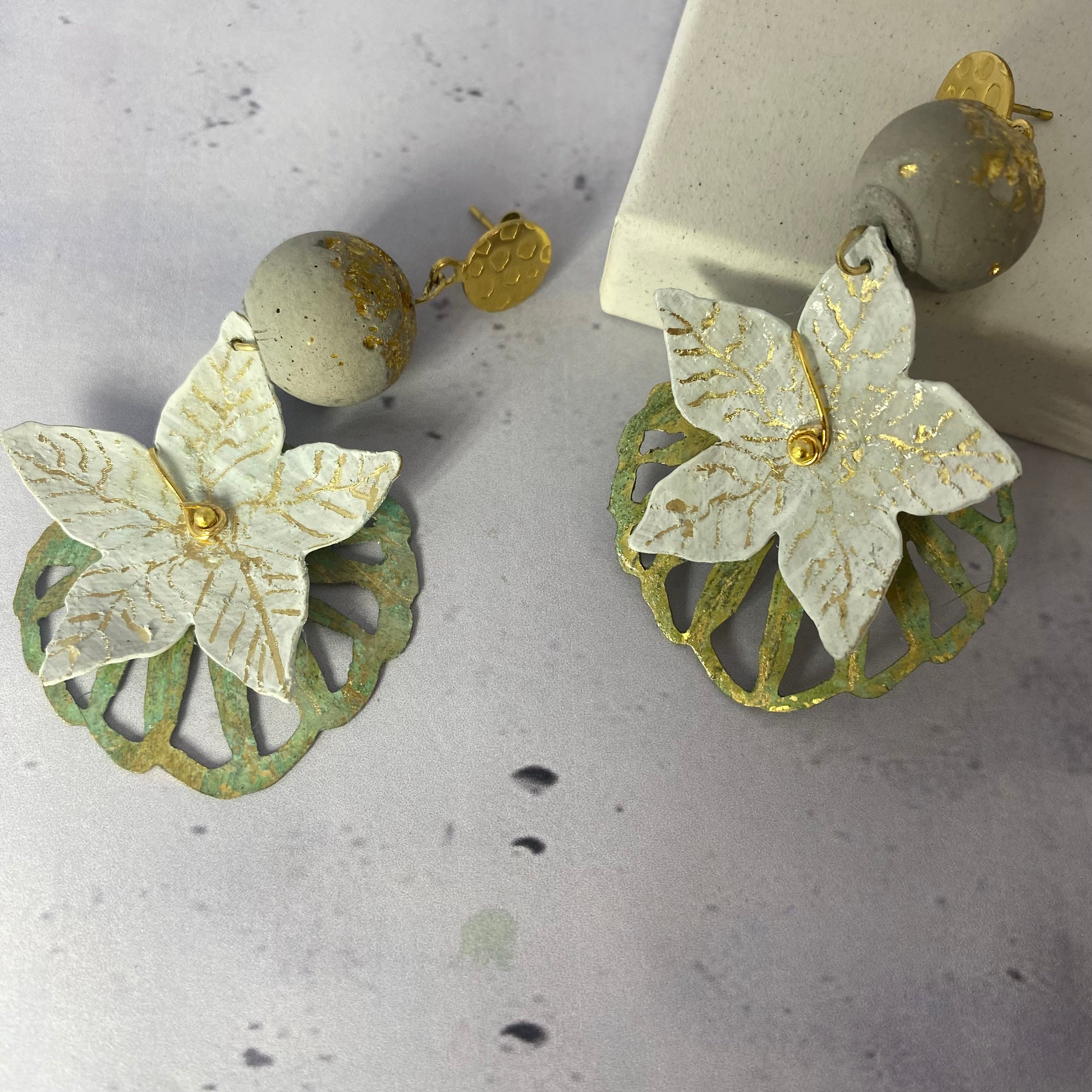 Boucles d’oreilles Delicaty – Fleurs blanches en laiton peint et vernis protecteur