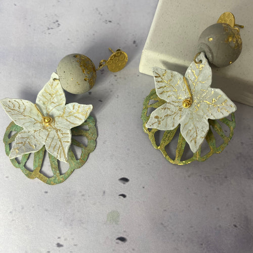 Boucles d’oreilles Delicaty – Fleurs blanches en laiton peint et vernis protecteur Une Lueur de Bonheur