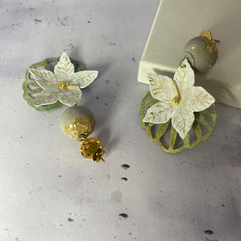 Boucles d’oreilles Delicaty – Fleurs blanches en laiton peint et vernis protecteur