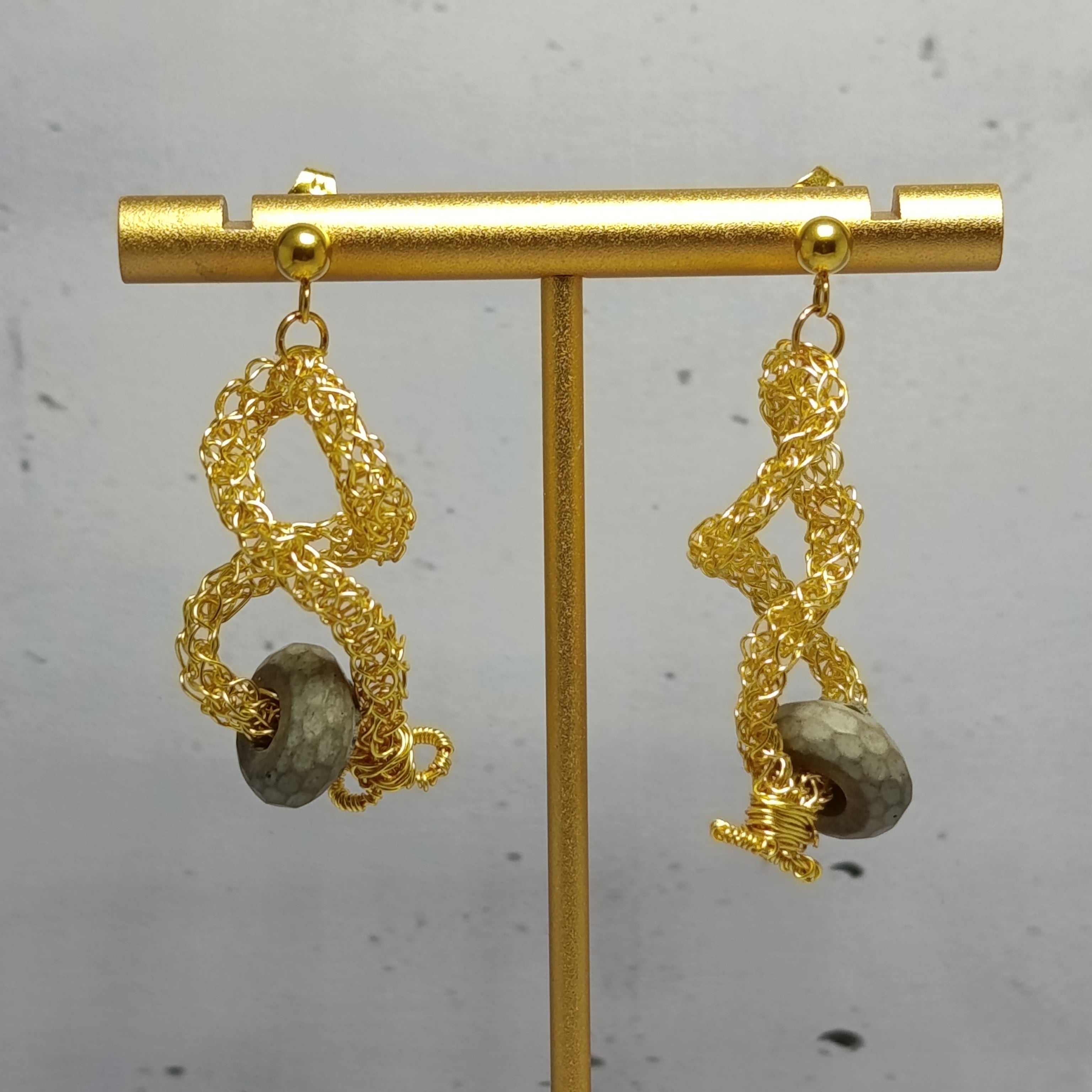 Boucles d’oreilles Ophidia – Fil Doré & Béton Une Lueur de Bonheur