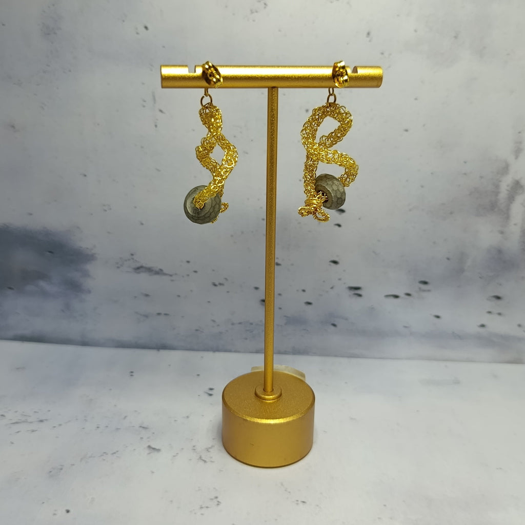 Boucles d’oreilles Ophidia – Fil Doré & Béton Une Lueur de Bonheur