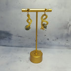 Boucles d’oreilles Ophidia – Fil Doré & Béton Une Lueur de Bonheur