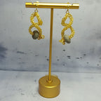 Boucles d’oreilles Ophidia – Fil Doré & Béton Une Lueur de Bonheur