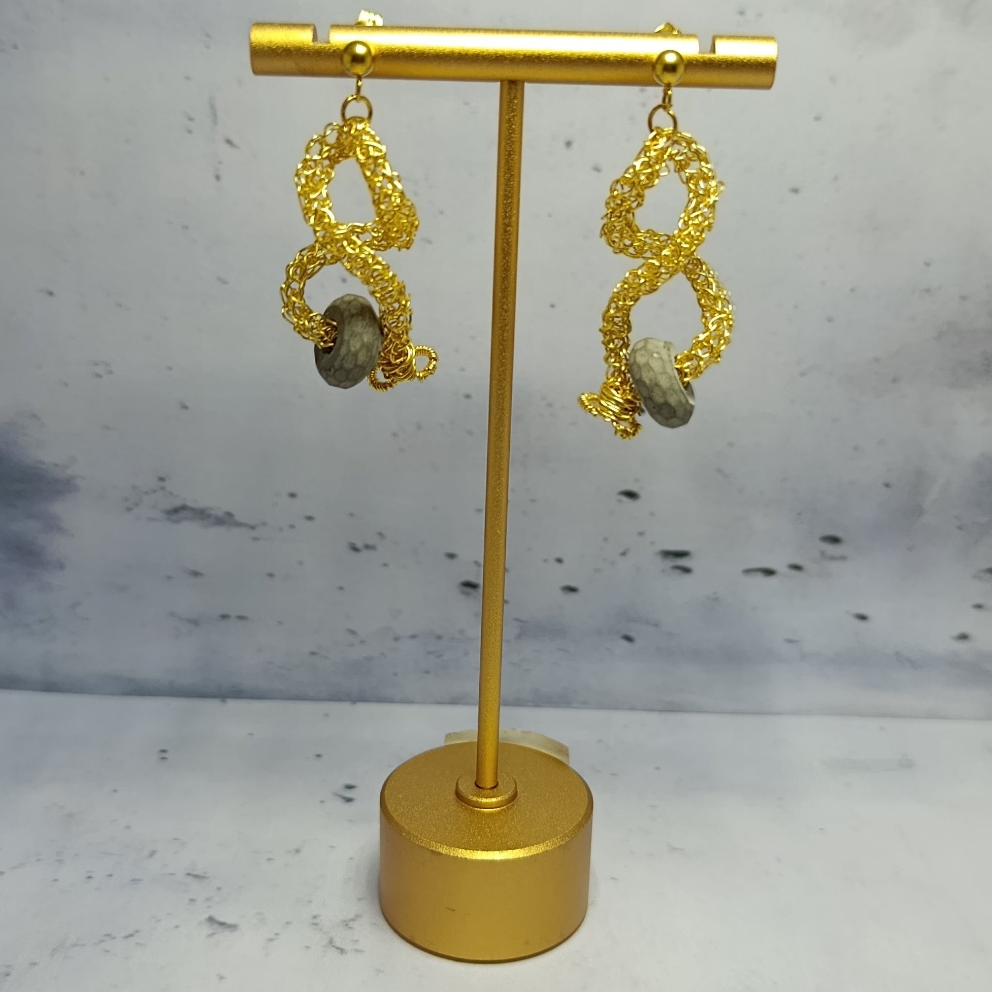 Boucles d’oreilles Ophidia – Fil Doré & Béton Une Lueur de Bonheur