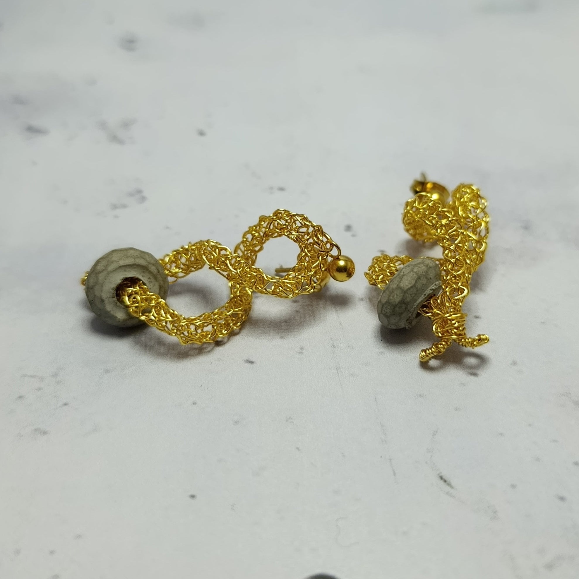 Boucles d’oreilles Ophidia – Fil Doré & Béton Une Lueur de Bonheur