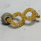 Boucles d’oreilles Ophidia – Fil Doré & Béton Une Lueur de Bonheur