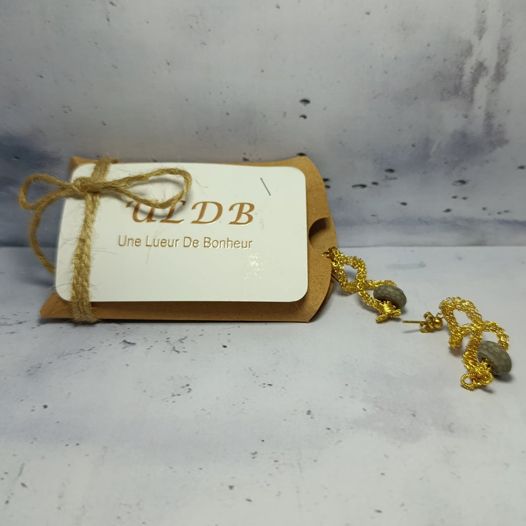 Boucles d’oreilles Ophidia – Fil Doré & Béton Une Lueur de Bonheur