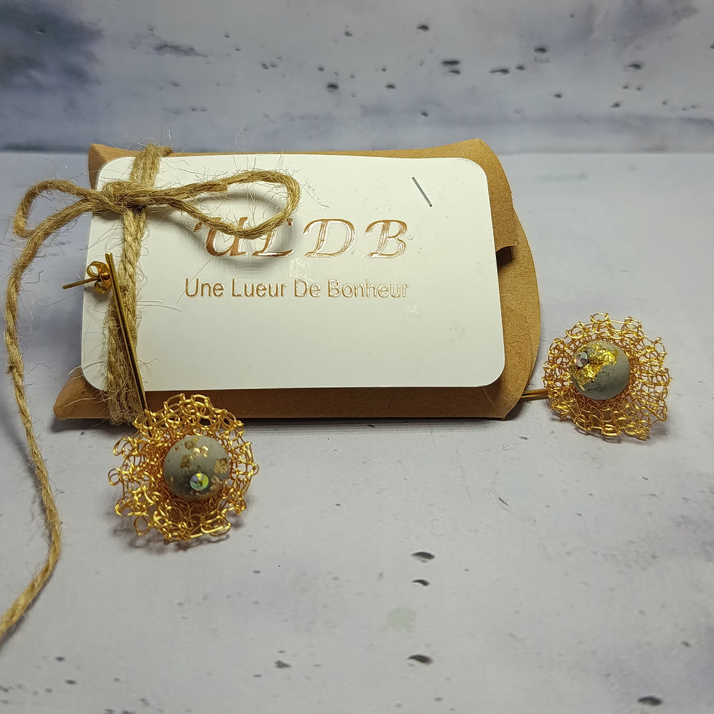 Boucles d’oreilles Fleurs Dorées – Béton & Fil Métallique Une Lueur de Bonheur