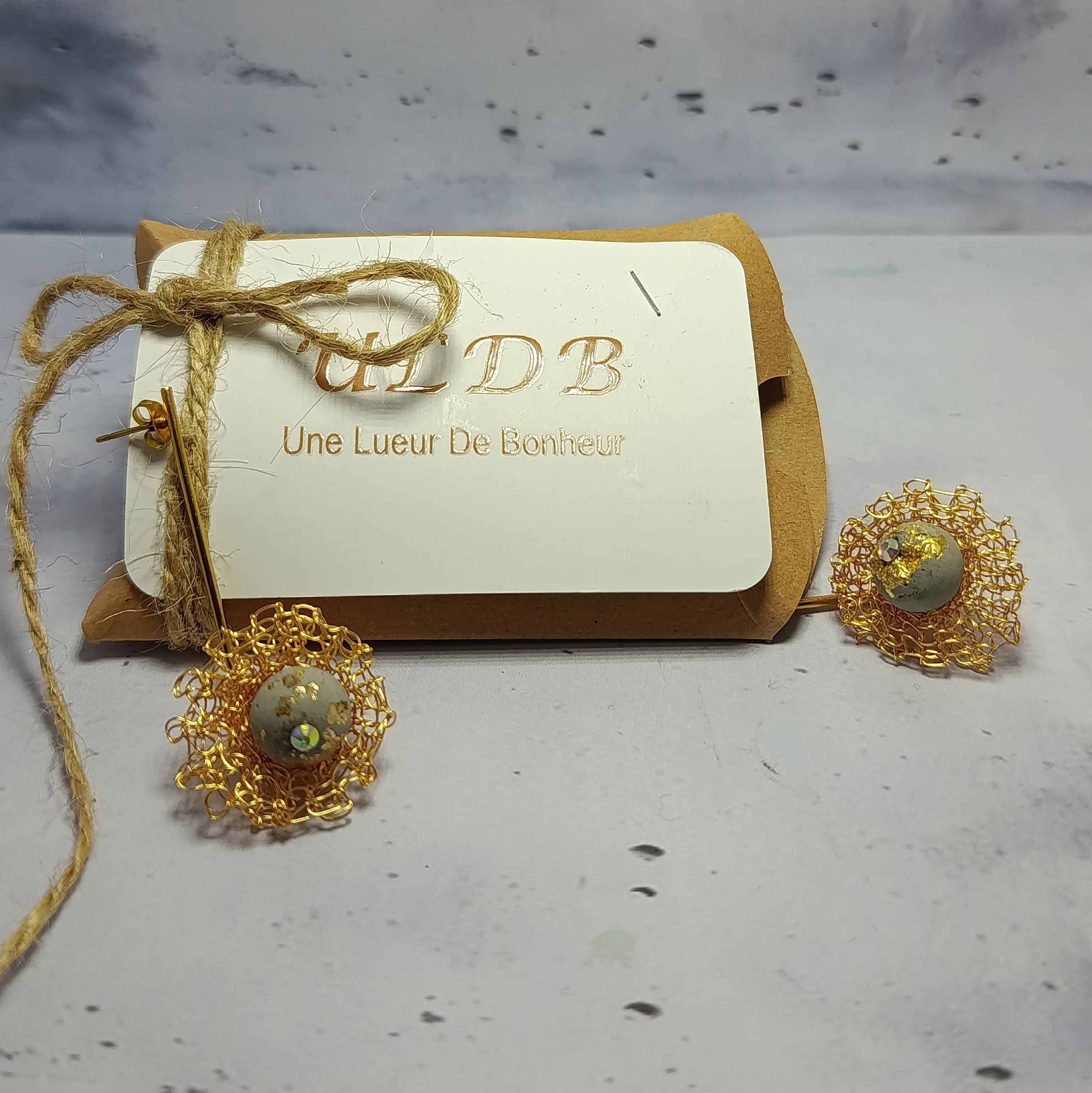 Boucles d’oreilles Fleurs Dorées – Béton & Fil Métallique Une Lueur de Bonheur