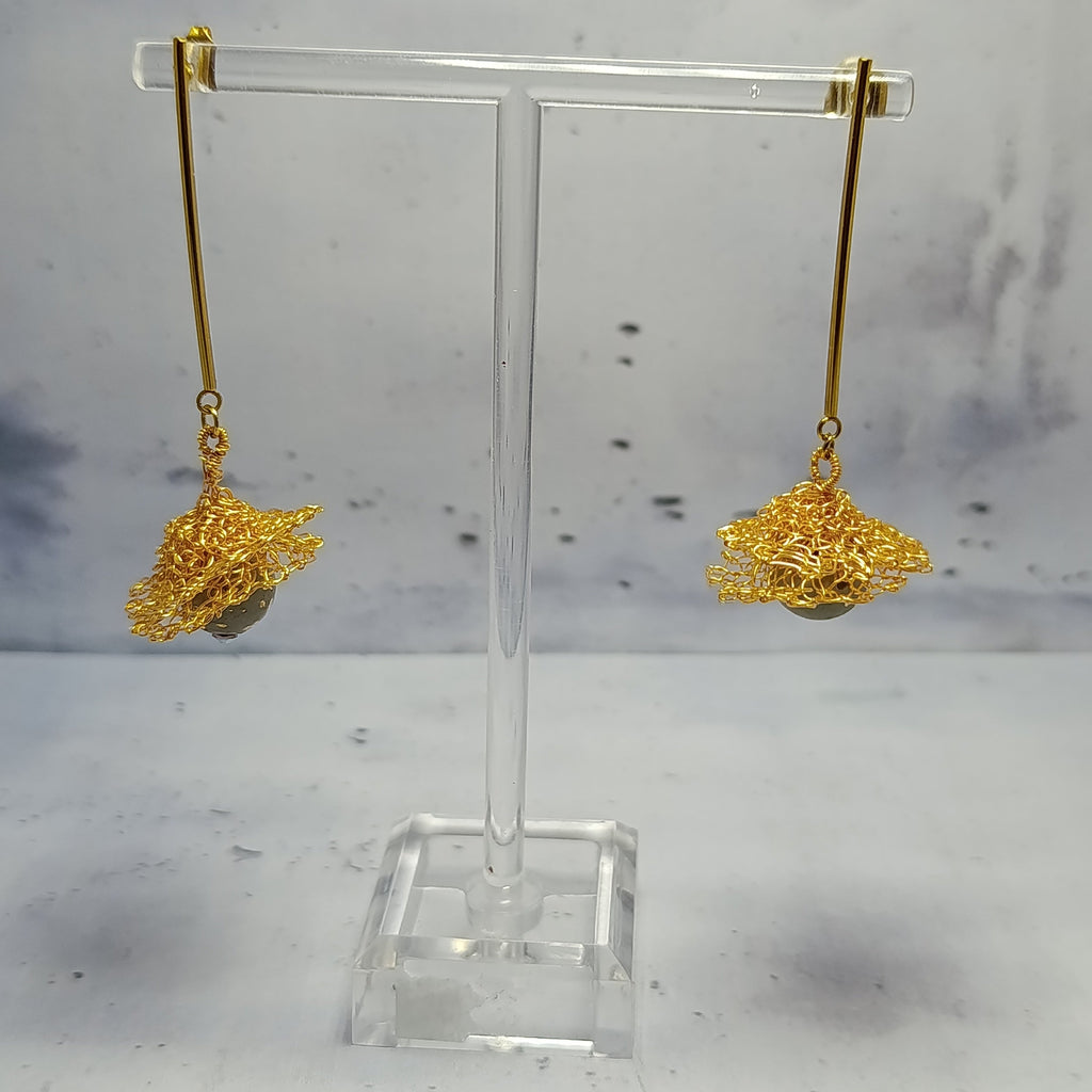 Boucles d’oreilles Fleurs Dorées – Béton & Fil Métallique Une Lueur de Bonheur