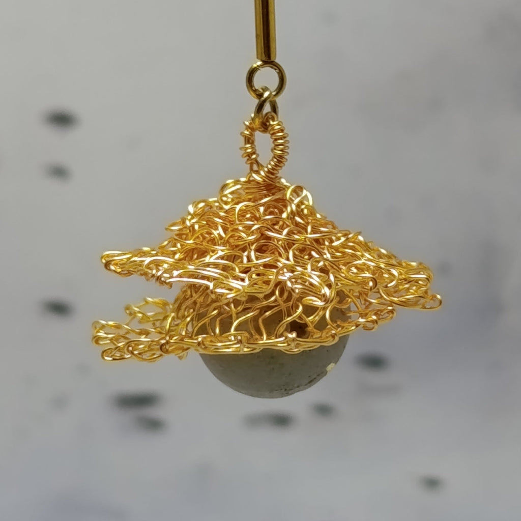 Boucles d’oreilles Fleurs Dorées – Béton & Fil Métallique Une Lueur de Bonheur