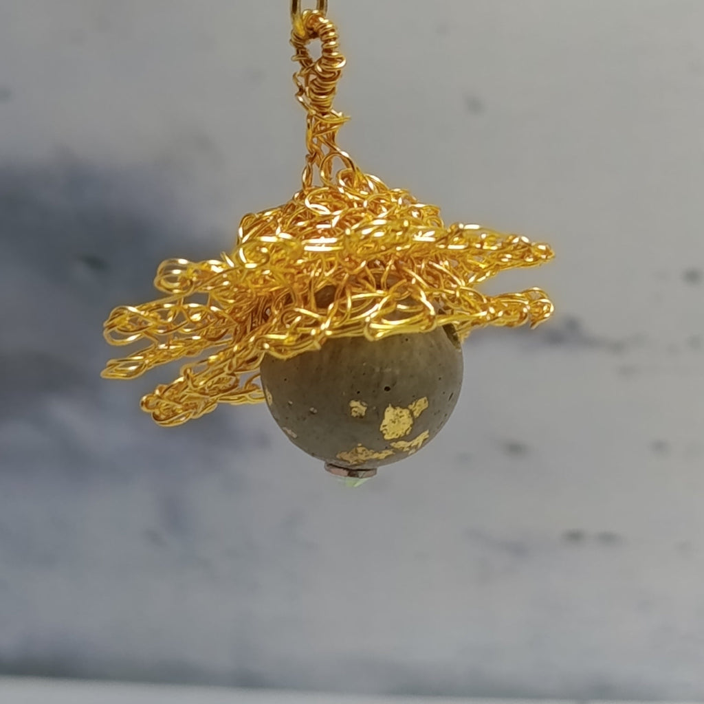 Boucles d’oreilles Fleurs Dorées – Béton & Fil Métallique Une Lueur de Bonheur