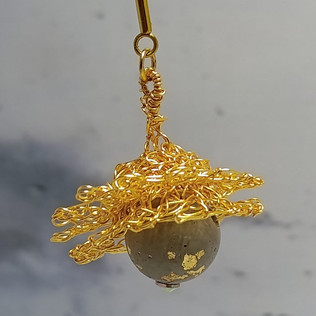 Boucles d’oreilles Fleurs Dorées – Béton & Fil Métallique Une Lueur de Bonheur