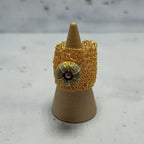 Bague Étreinte Dorée – Fil Métallique & Béton d’Or Une Lueur de Bonheur