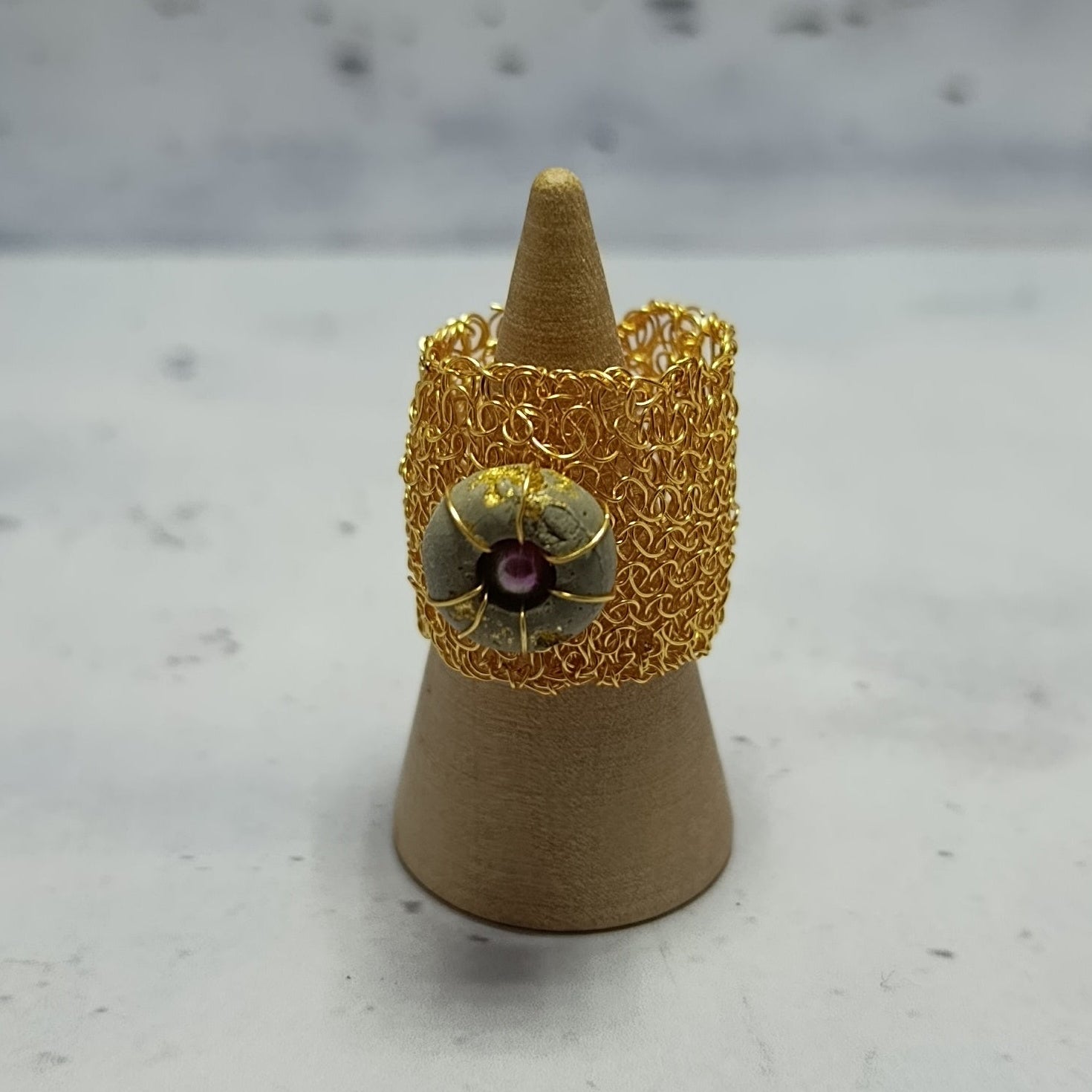 Bague Étreinte Dorée – Fil Métallique & Béton d’Or Une Lueur de Bonheur