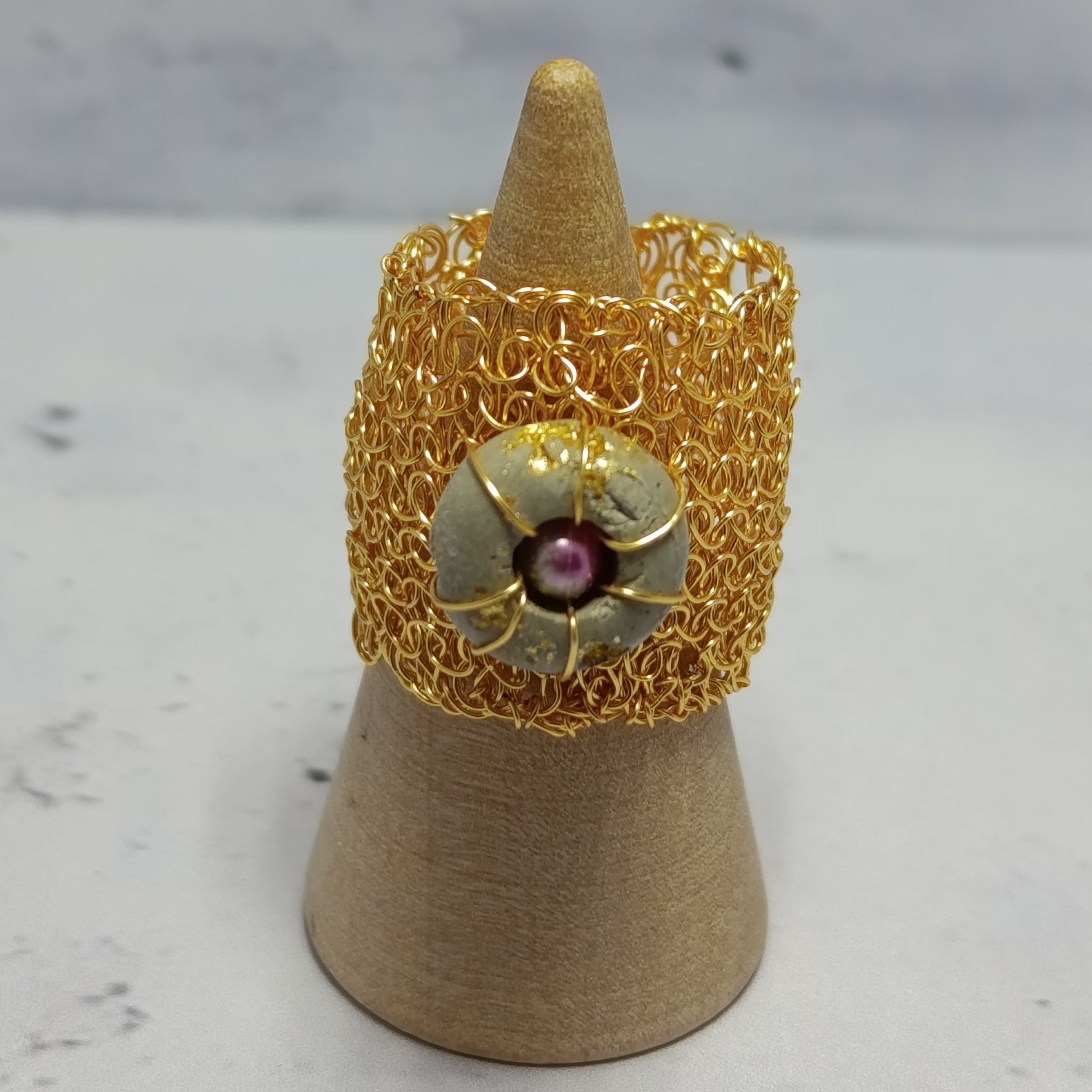 Bague Étreinte Dorée – Fil Métallique & Béton d’Or Une Lueur de Bonheur