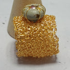 Bague Étreinte Dorée – Fil Métallique & Béton d’Or Une Lueur de Bonheur