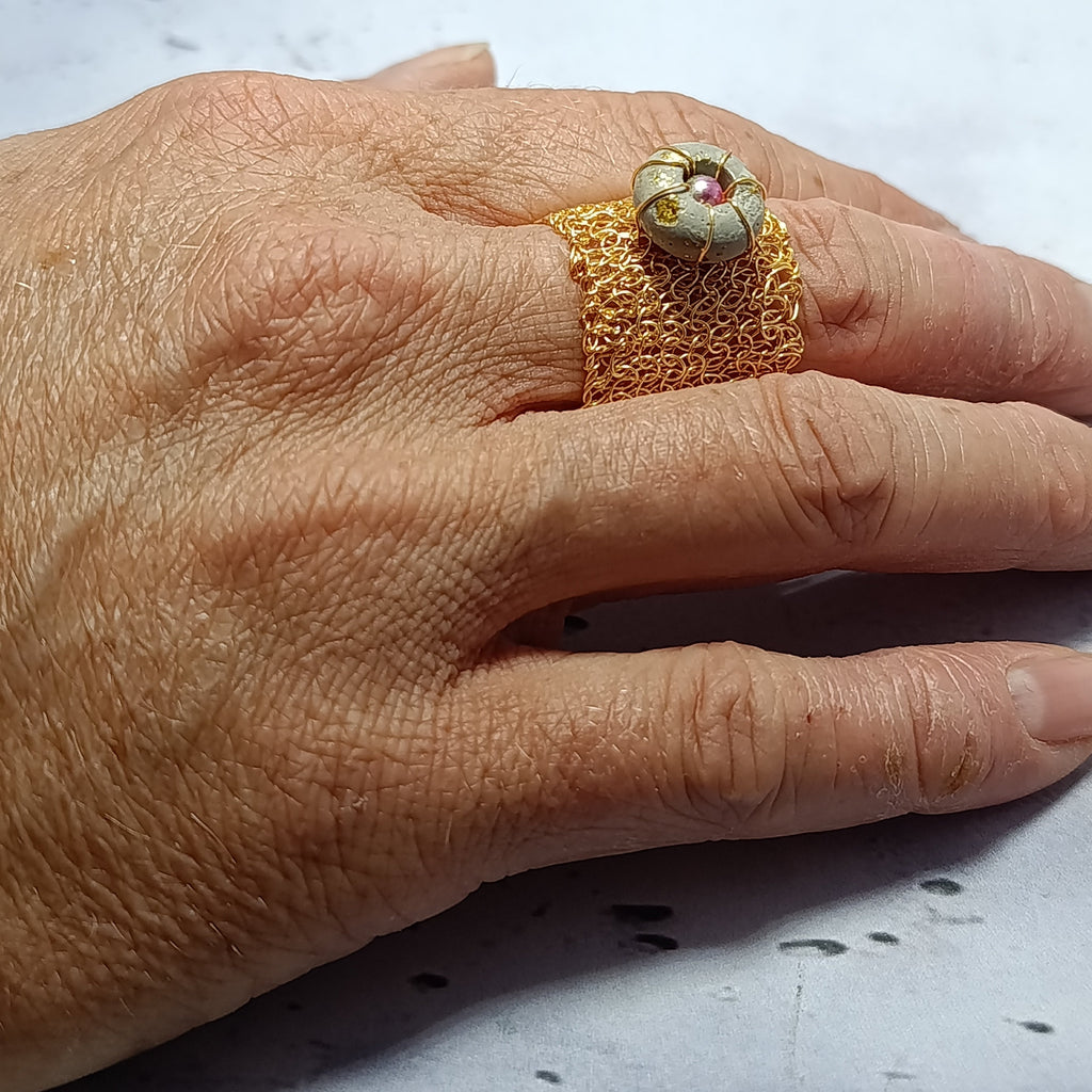 Bague Étreinte Dorée – Fil Métallique & Béton d’Or Une Lueur de Bonheur