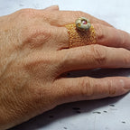 Bague Étreinte Dorée – Fil Métallique & Béton d’Or Une Lueur de Bonheur