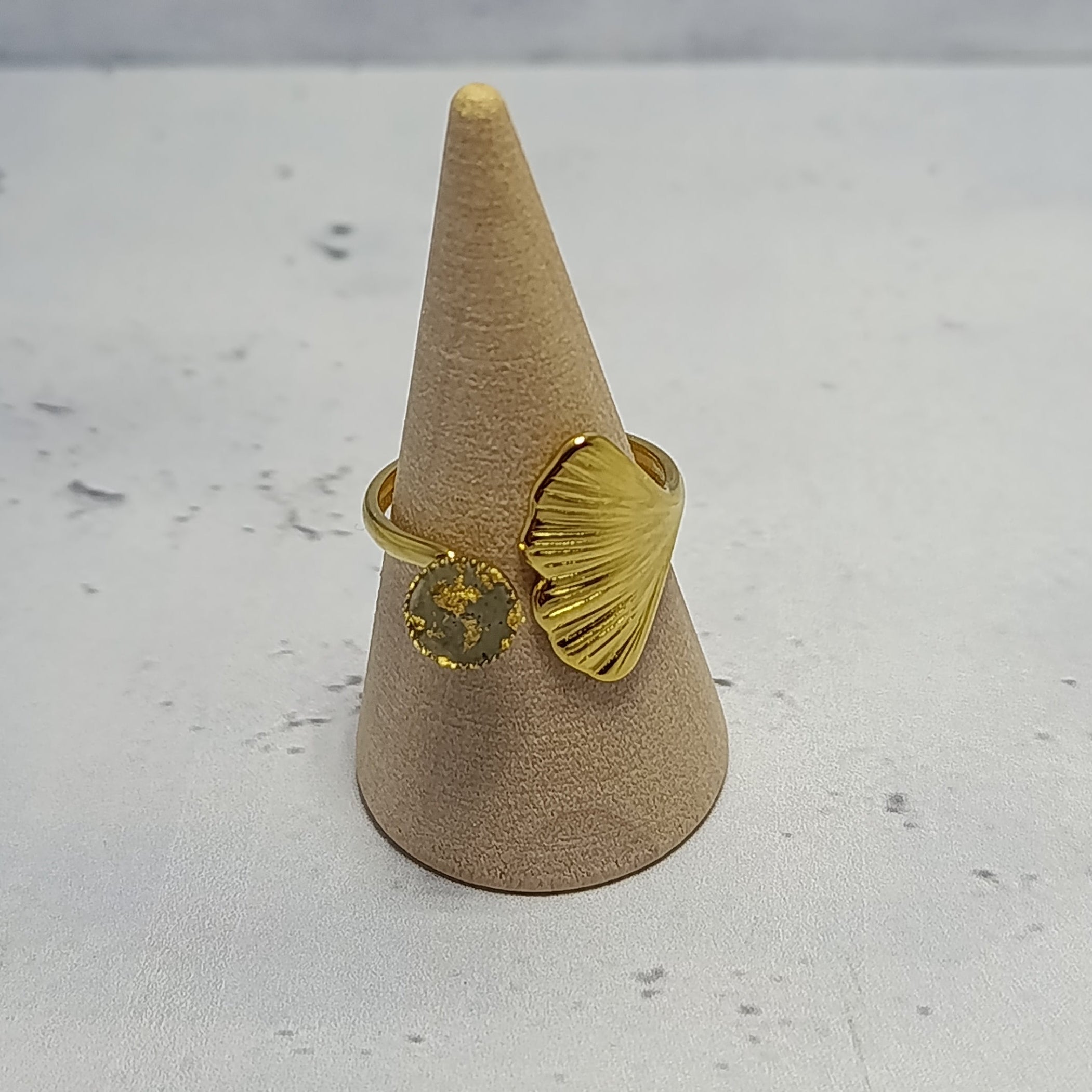 Bague Coquille Dorée – Béton & Acier Inoxydable Une Lueur de Bonheur