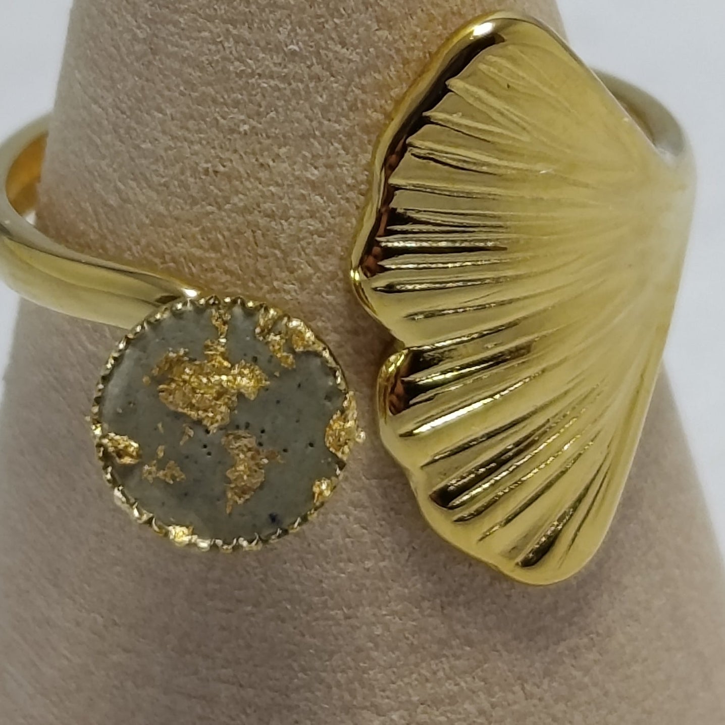 Bague Coquille Dorée – Béton & Acier Inoxydable Une Lueur de Bonheur