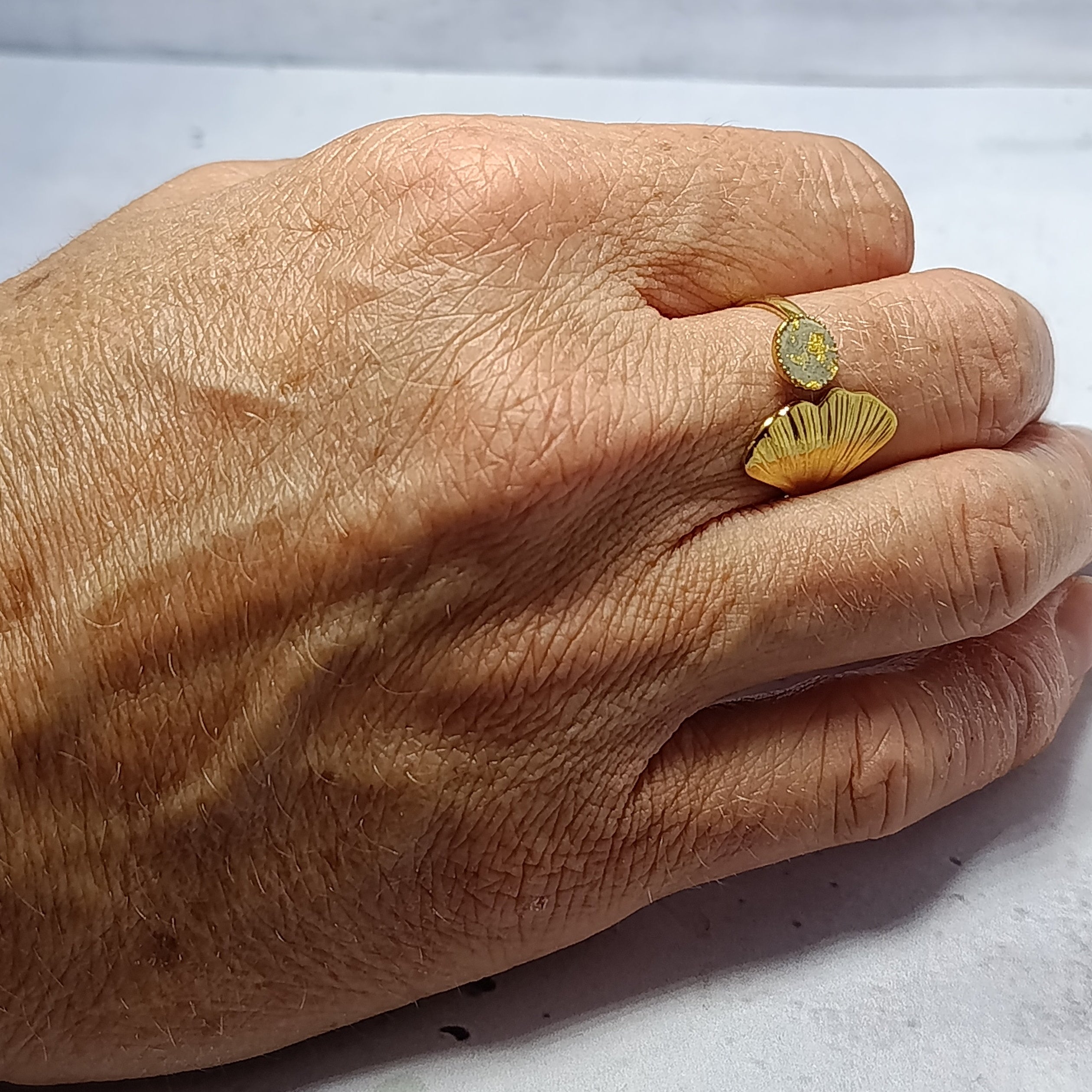Bague Coquille Dorée – Béton & Acier Inoxydable Une Lueur de Bonheur