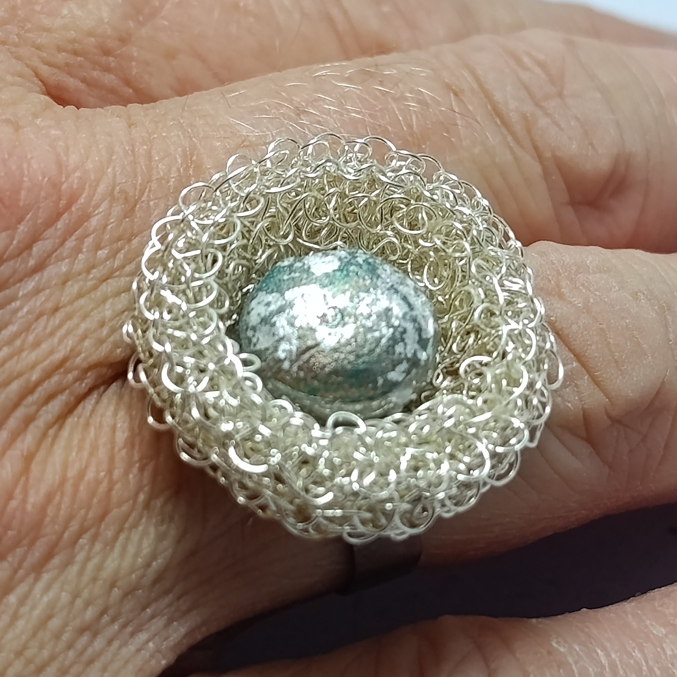 Bague Lunaire Argentée – Fil Tissé & Béton Argenté Une Lueur de Bonheur