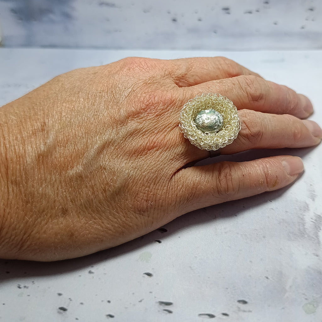 Bague Lunaire Argentée – Fil Tissé & Béton Argenté Une Lueur de Bonheur