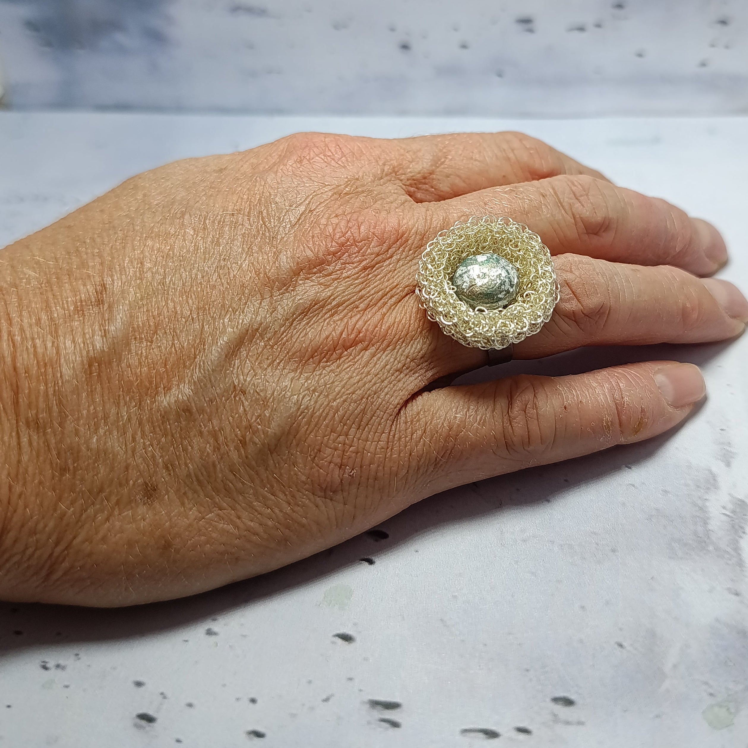 Bague Lunaire Argentée – Fil Tissé & Béton Argenté Une Lueur de Bonheur