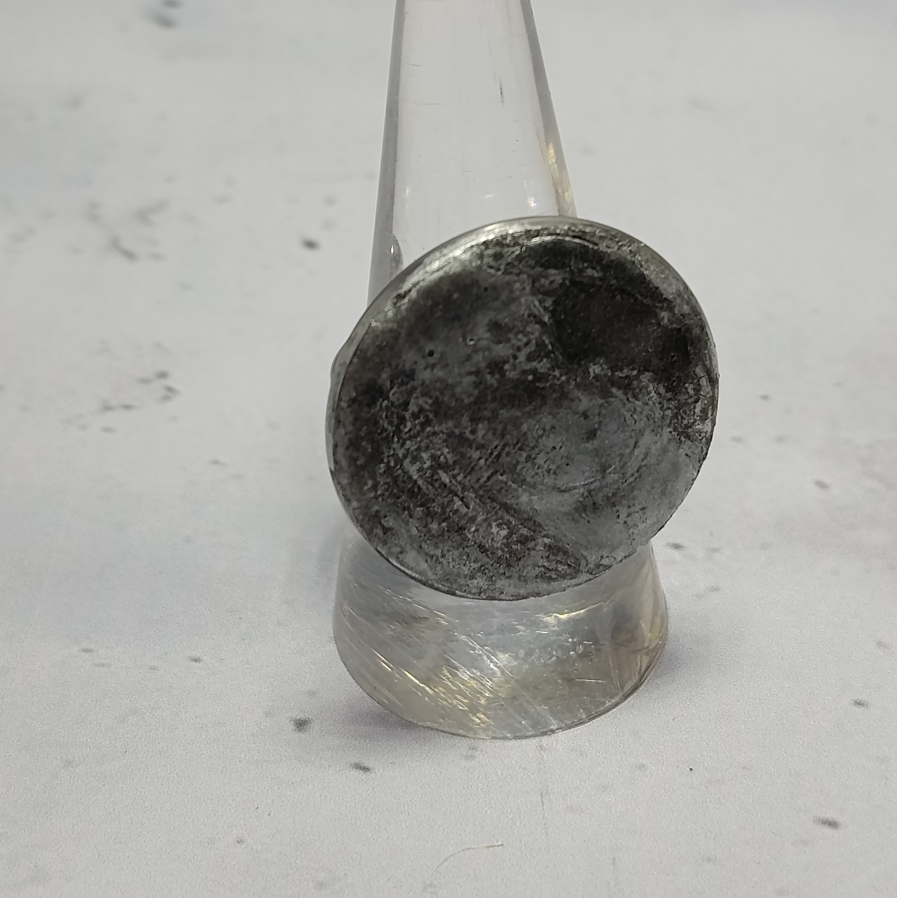 Bague Argentia Brute – Pastille Béton Argenté Texturé Une Lueur de Bonheur