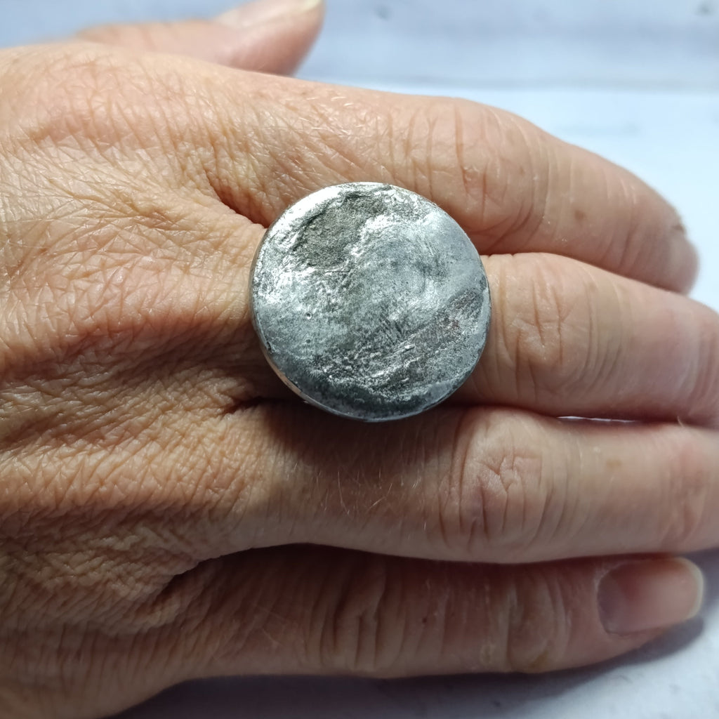 Bague Argentia Brute – Pastille Béton Argenté Texturé Une Lueur de Bonheur