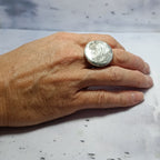 Bague Argentia Brute – Pastille Béton Argenté Texturé Une Lueur de Bonheur