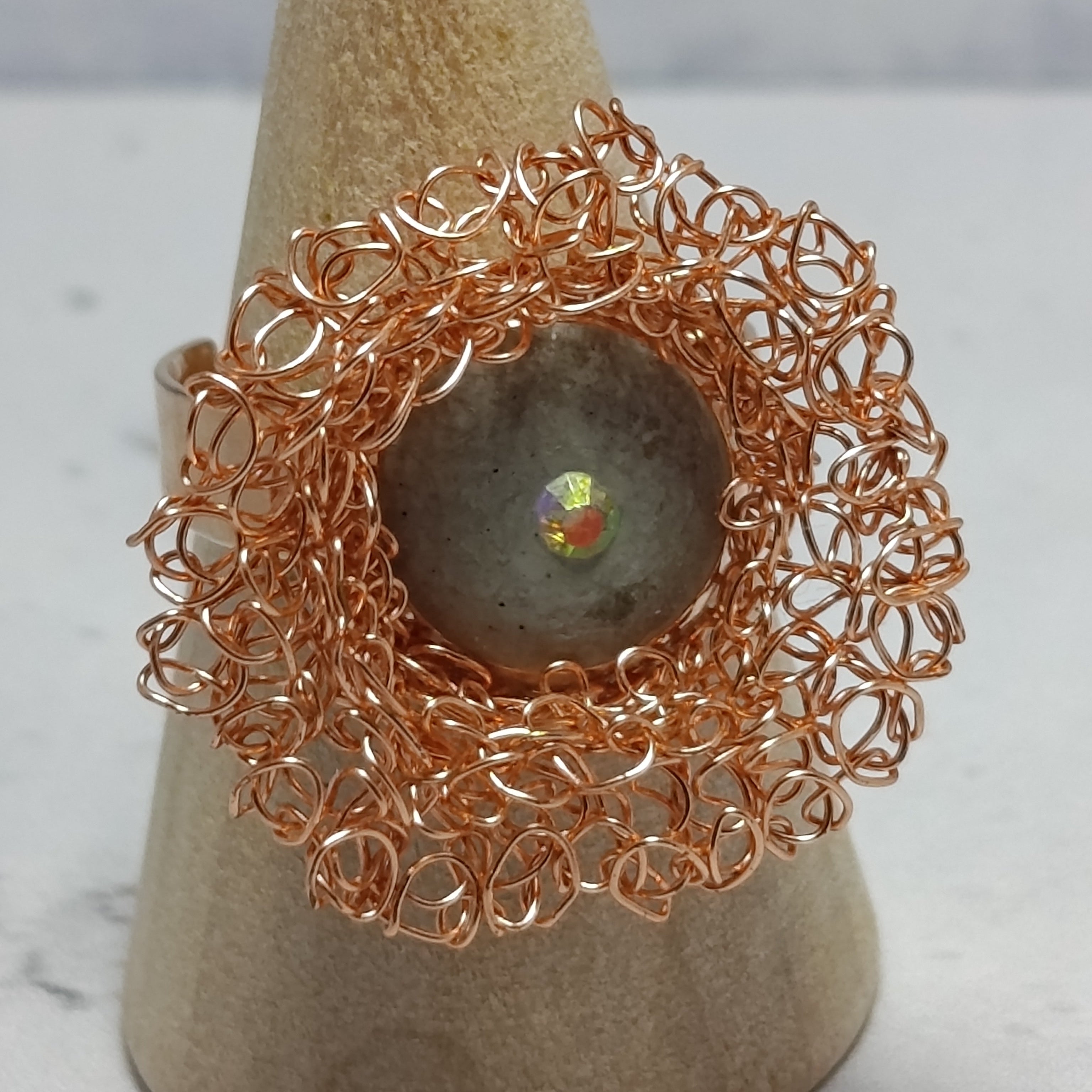 Bague Cuivella – Fil Cuivré Tissé & Perle de Béton Lisse Une Lueur de Bonheur