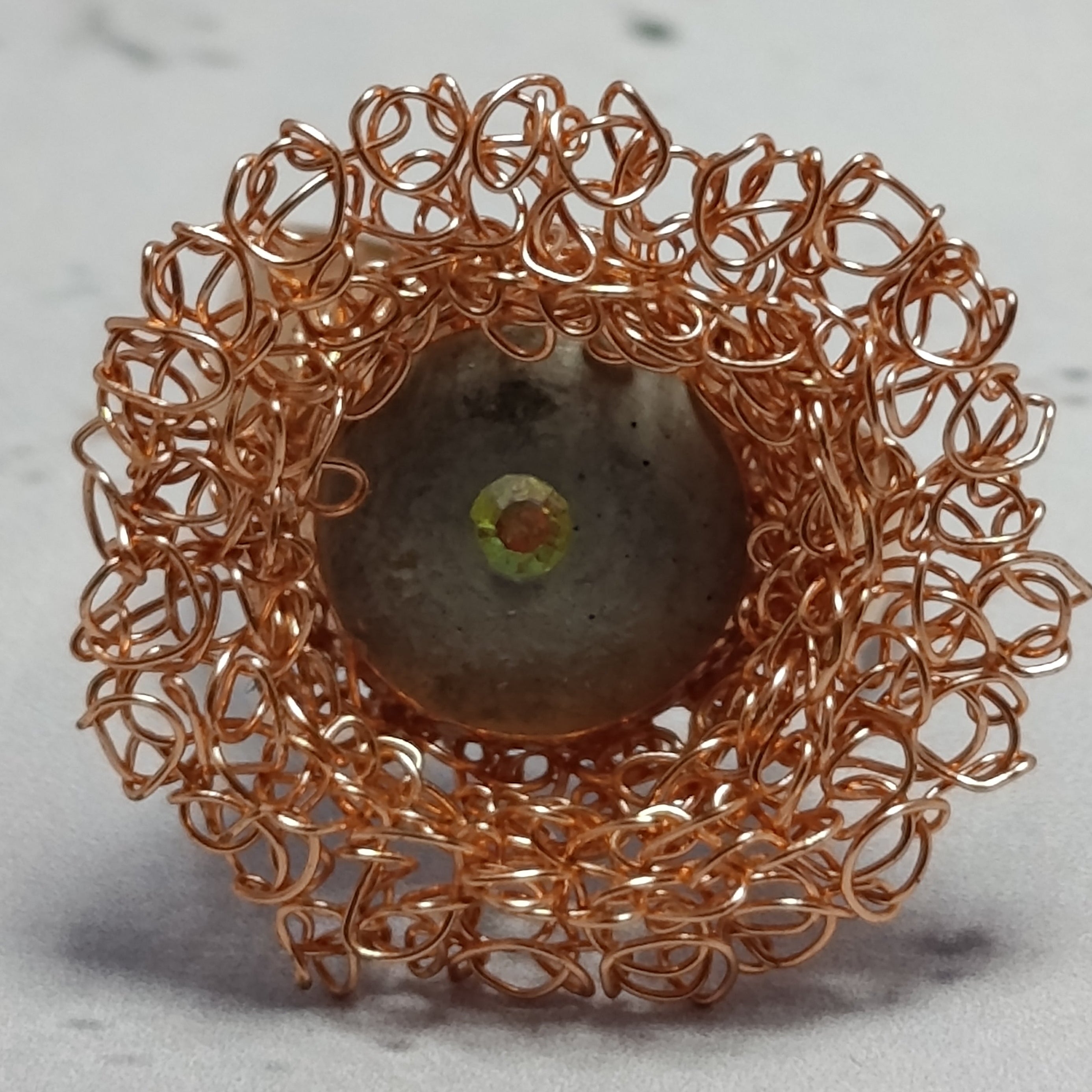 Bague Cuivella – Fil Cuivré Tissé & Perle de Béton Lisse Une Lueur de Bonheur