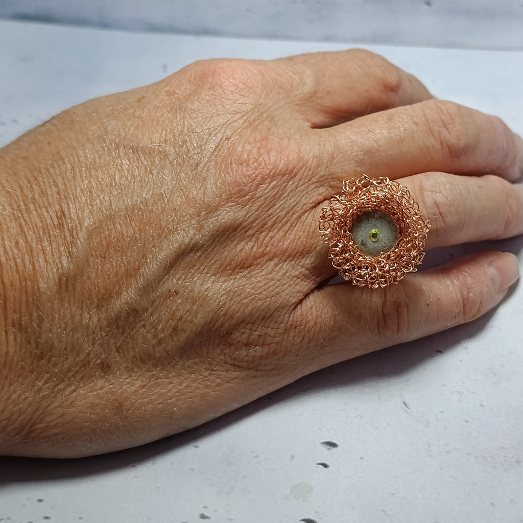 Bague Cuivella – Fil Cuivré Tissé & Perle de Béton Lisse Une Lueur de Bonheur