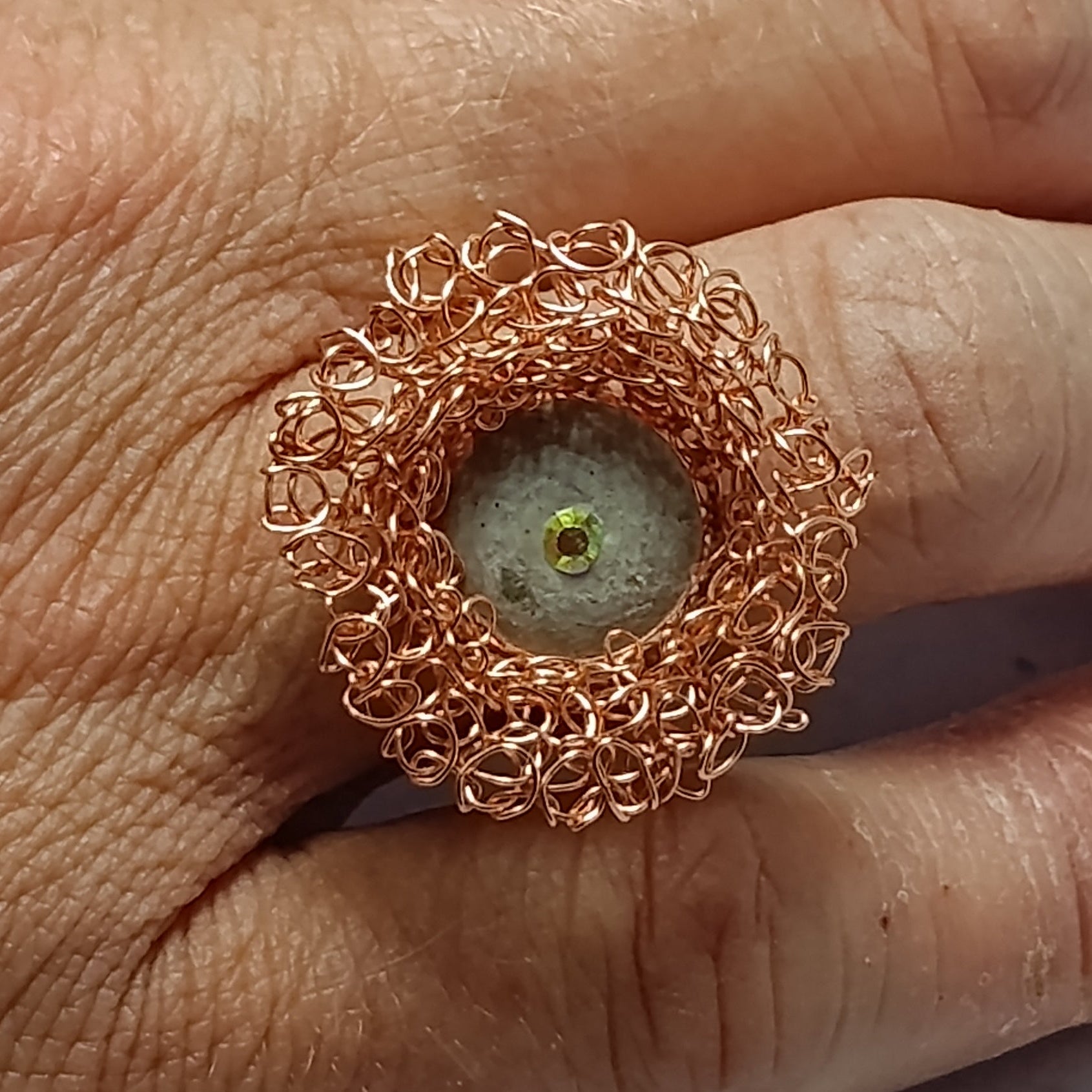 Bague Cuivella – Fil Cuivré Tissé & Perle de Béton Lisse Une Lueur de Bonheur