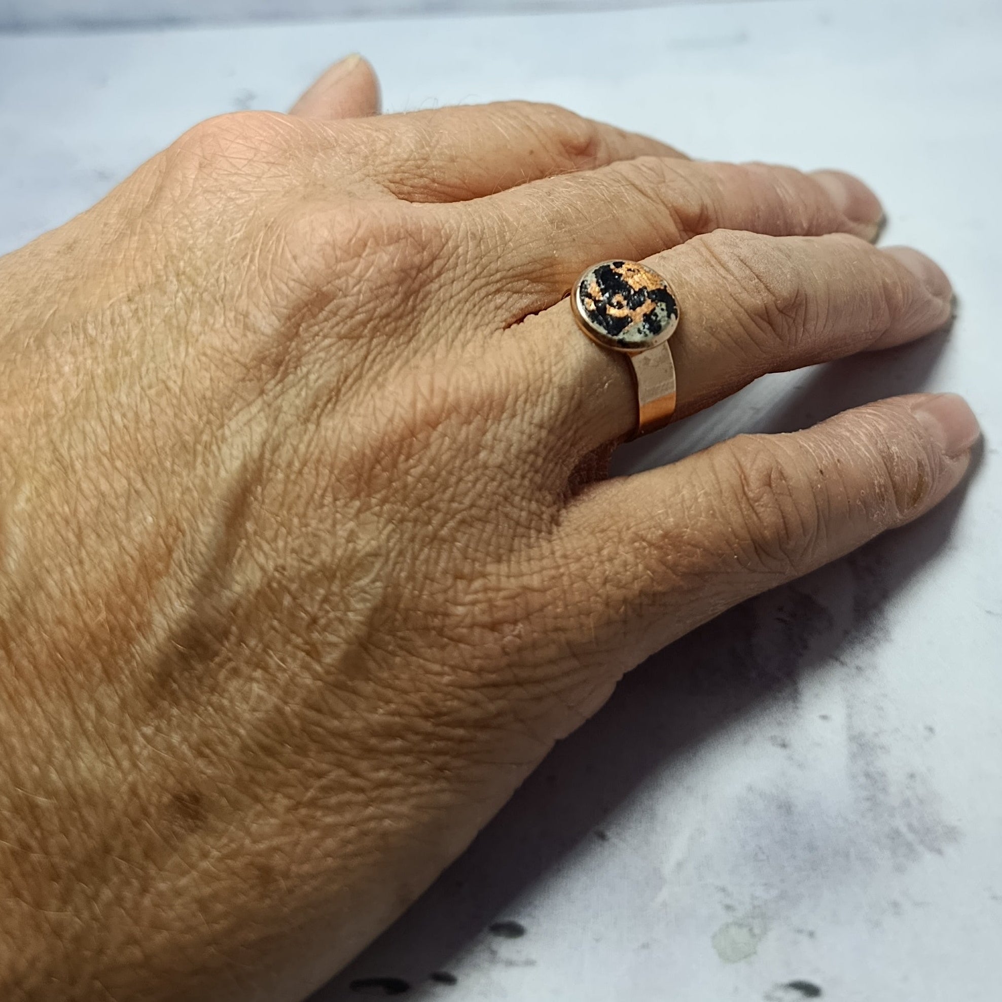 Bague Pastille – Béton & Feuilles de couleurs Une Lueur de Bonheur