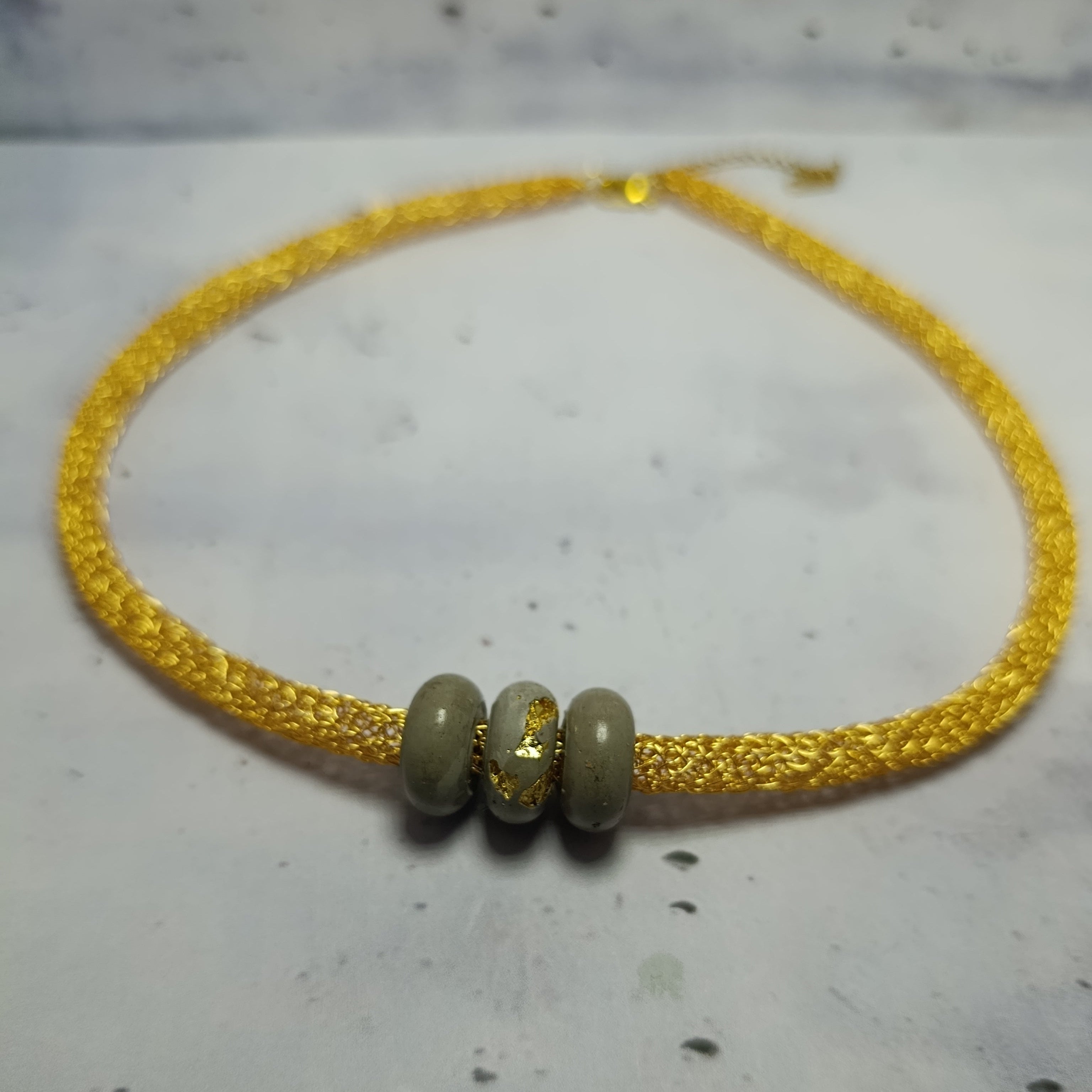 Collier Solara – Fil Métallique & Béton Une Lueur de Bonheur