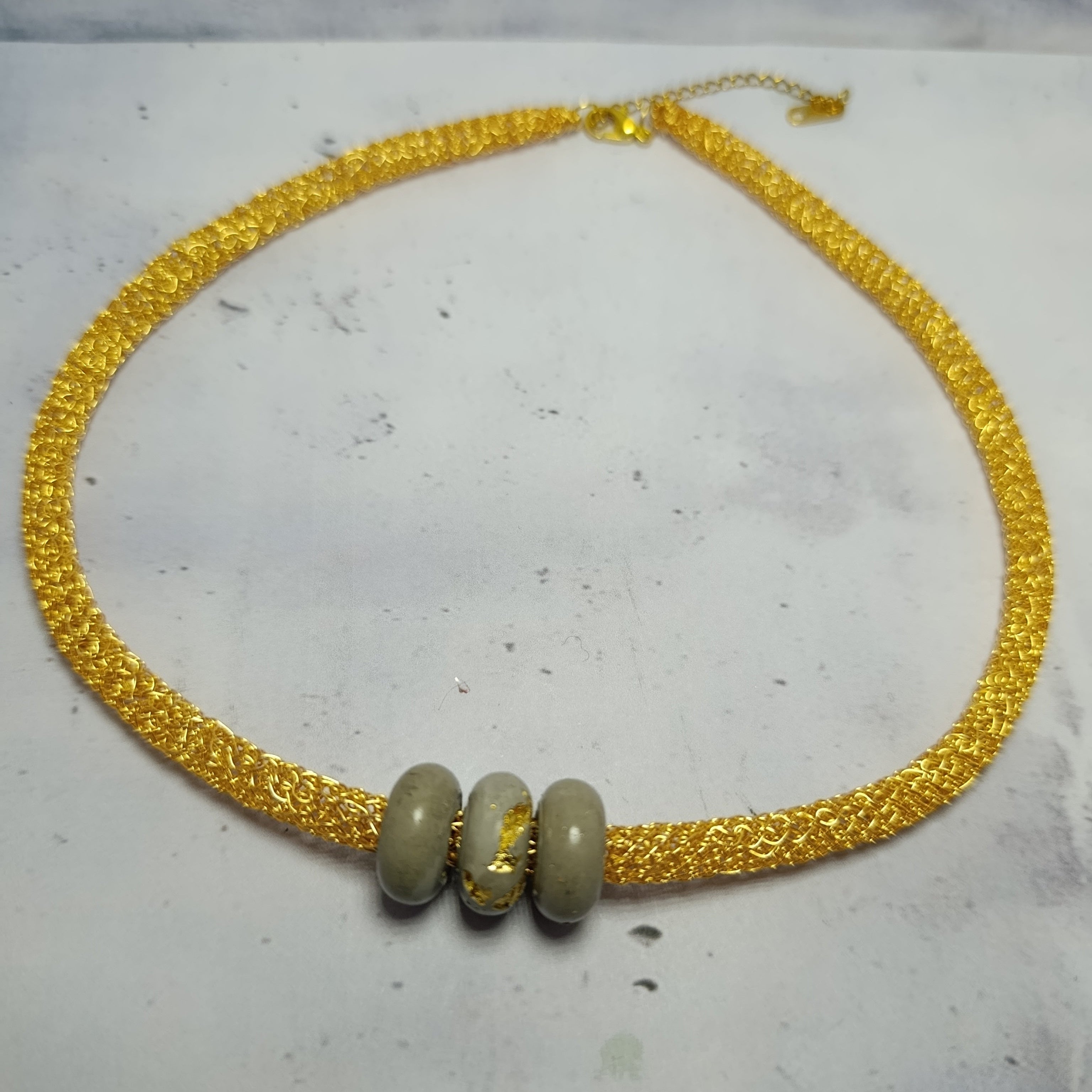 Collier Solara – Fil Métallique & Béton Une Lueur de Bonheur