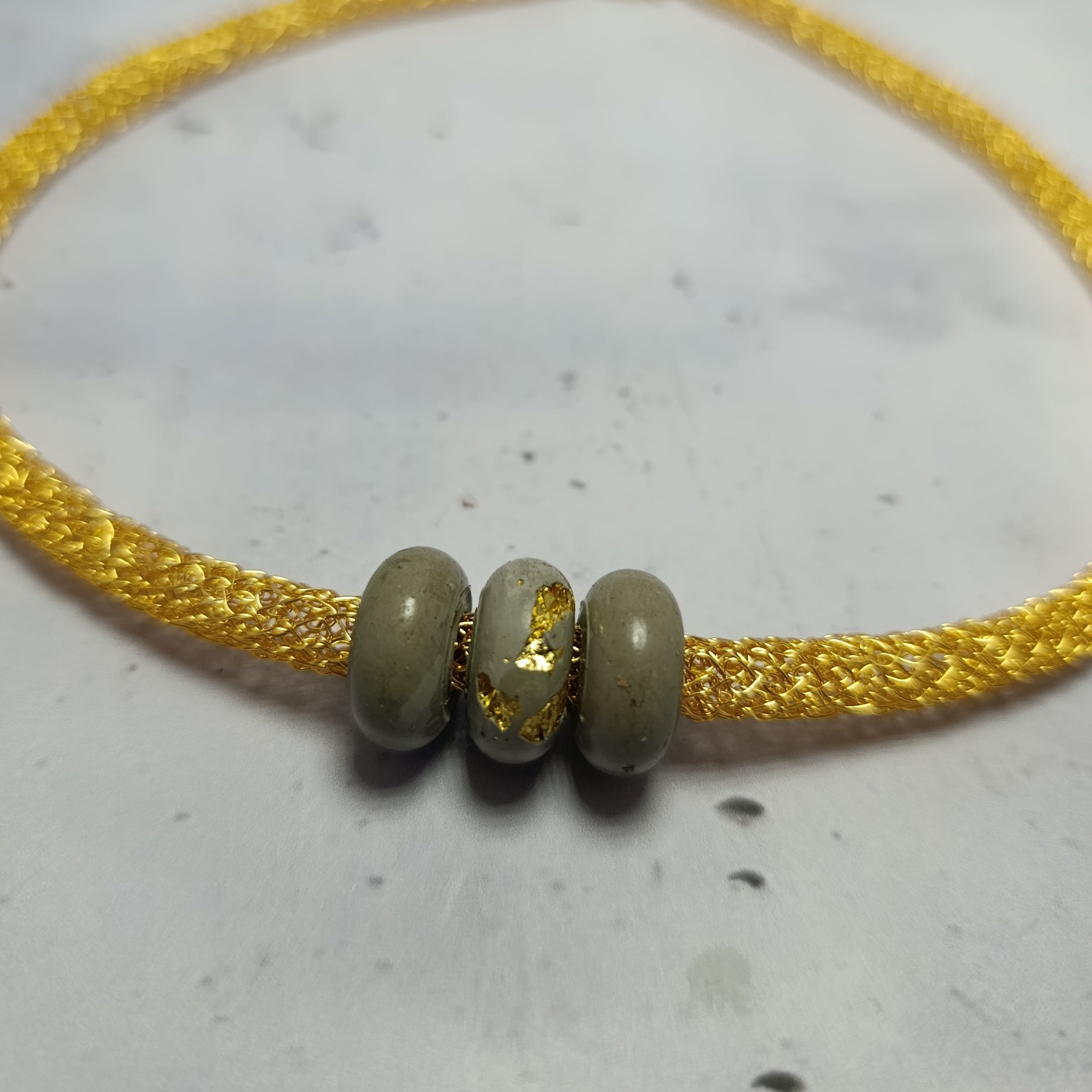 Collier Solara – Fil Métallique & Béton Une Lueur de Bonheur