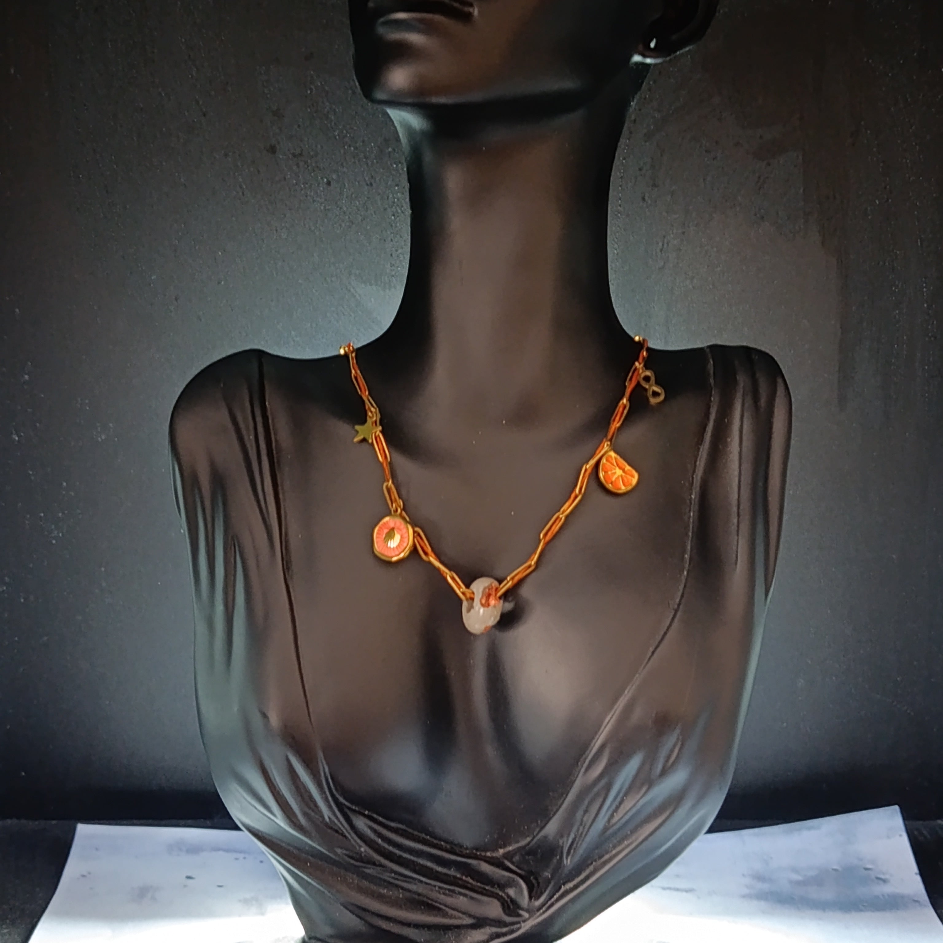 Collier Auréa – Doré Laine Synthétique & Béton Orangé Une Lueur de Bonheur