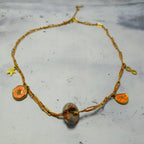 Collier Auréa – Doré Laine Synthétique & Béton Orangé Une Lueur de Bonheur