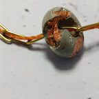 Collier Auréa – Doré Laine Synthétique & Béton Orangé Une Lueur de Bonheur