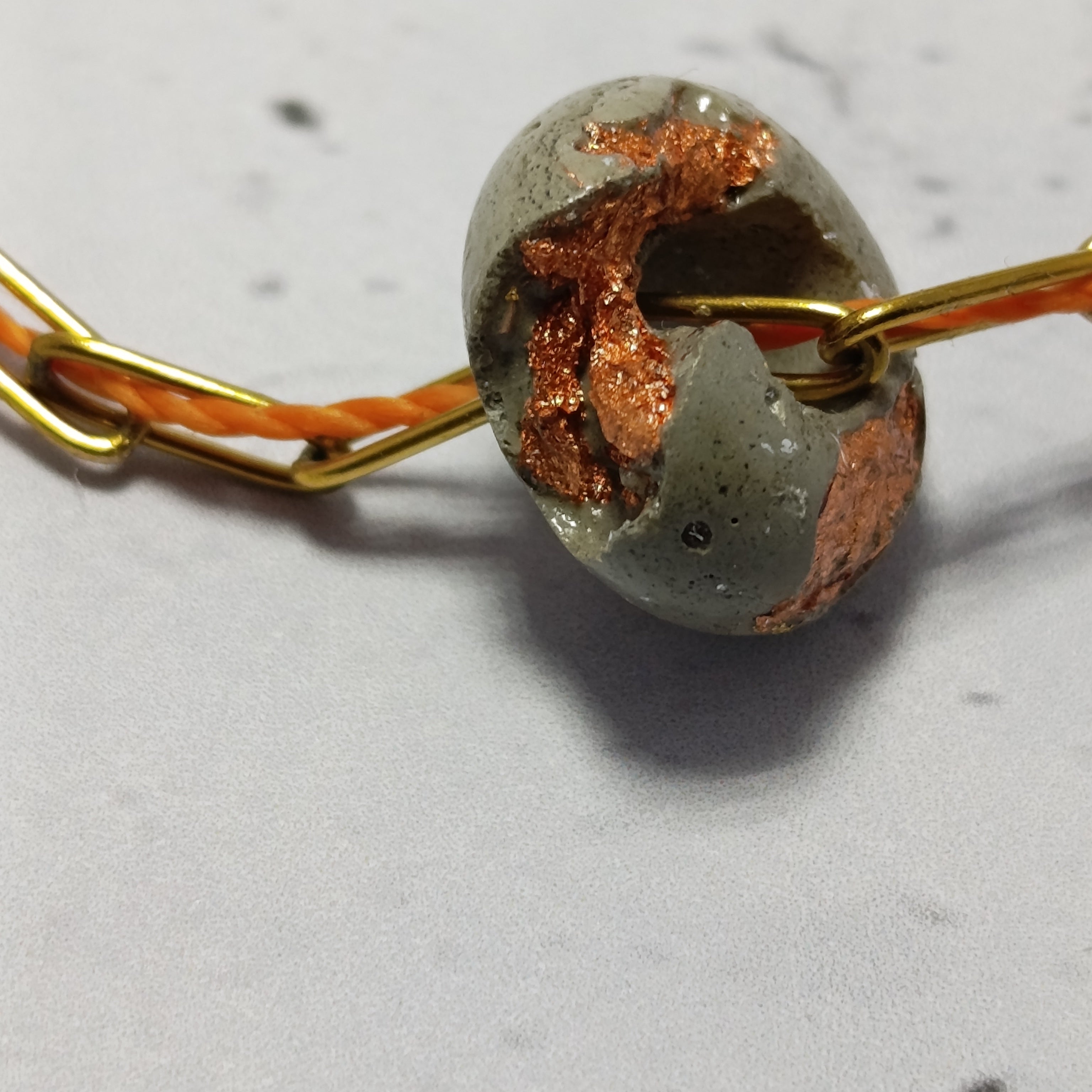 Collier Auréa – Doré Laine Synthétique & Béton Orangé Une Lueur de Bonheur