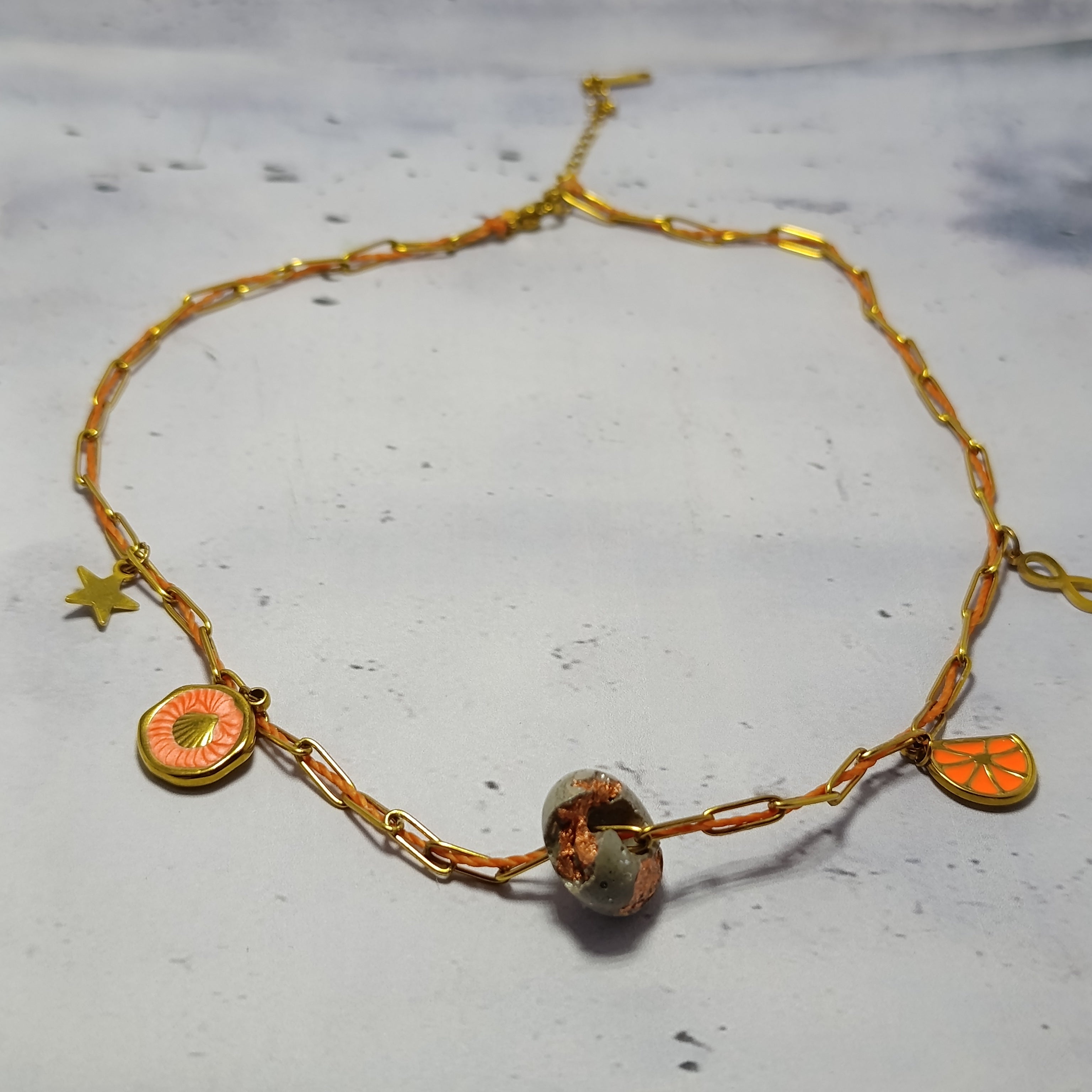Collier Auréa – Doré Laine Synthétique & Béton Orangé Une Lueur de Bonheur