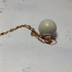 Collier Nébula – Béton Brut Gris Clair & Inox Doré Une Lueur de Bonheur